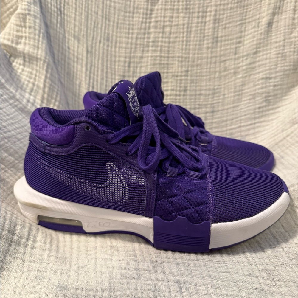 Nike LeBron Witness 8 basketball shoes in a purple and white colorway.